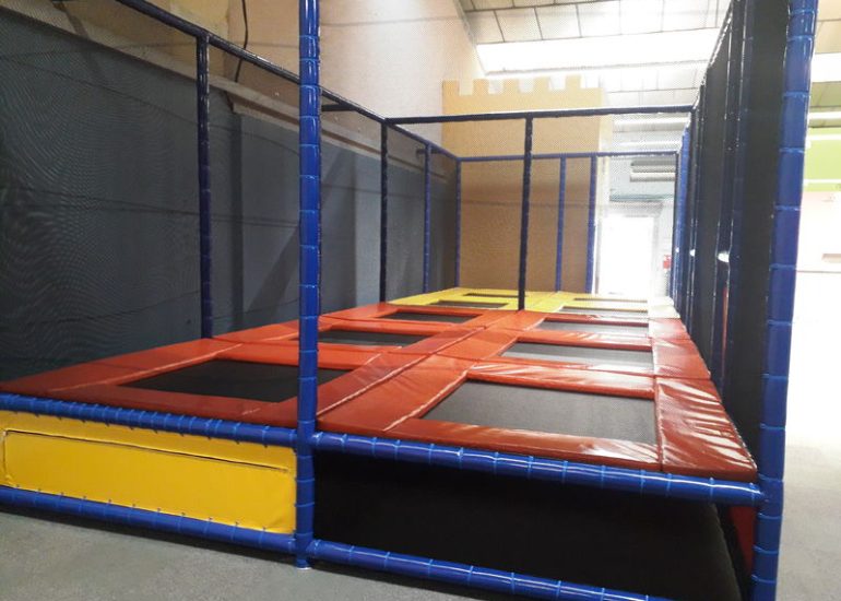 © Trampolines, château gonflable, piste de Kart à pédales et chasse aux trésors virtuelle - Com' à la récré - Com à la récré