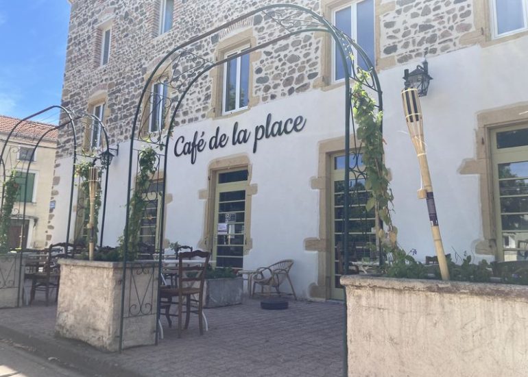 © Café de la Place - OT Forez-Est