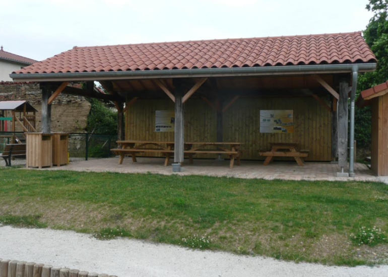 © Picnic area at Le Bourg - Mairie de Saint-Médard-en-Forez