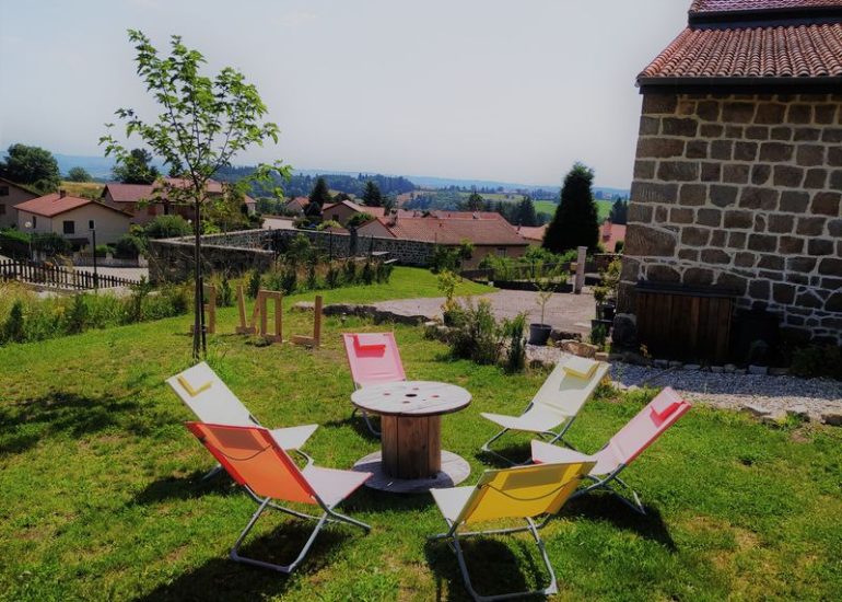 © La Bâtisse aux Lanternes - Gîtes Arts de vivre à St Bonnet le Château (42) - La Bâtisse aux Lanternes - Gîtes Arts de vivre à St Bonnet le Château (42)