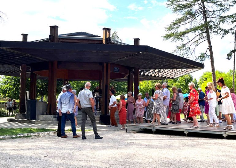 © Animations musicales et bal guinguette avec orchestre - Les Estivales du parc - Les Foréziales