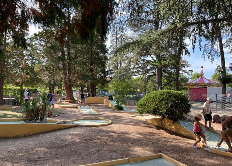 © Mini-golf - Les Foréziales