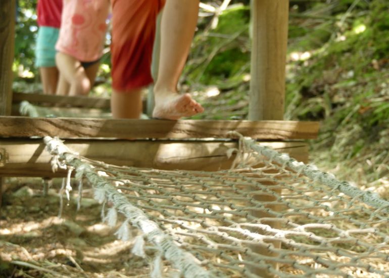 © "Lou Pié-déchô" - Barefoot walking path - Parcours pieds nus