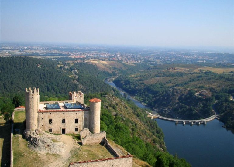 © Château d'Essalois et Barrage de Grangent - Syndicat Mixte de l'Aménagement des Gorges de la Loire