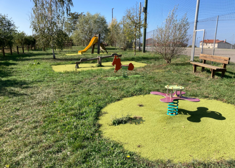 © Aire de jeux du stade - Néronde - OT Forez-Est