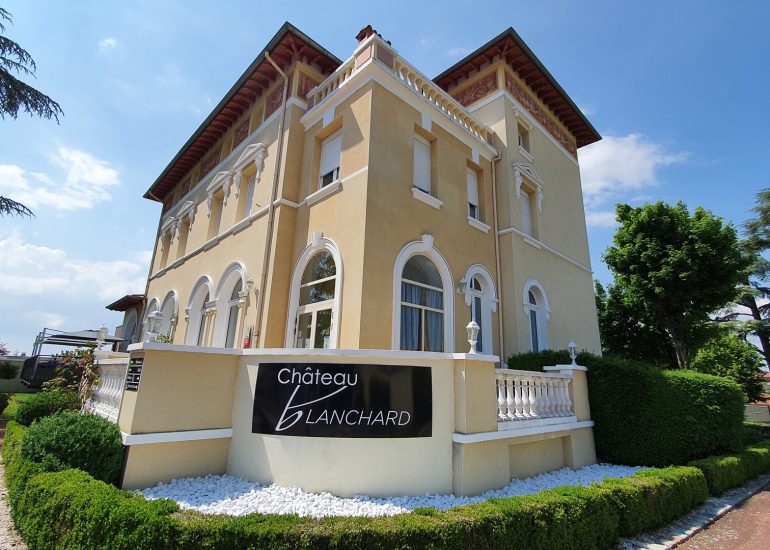 © Chazelles-sur-Lyon - Salle de sémianire du Château Blanchard - OTFE