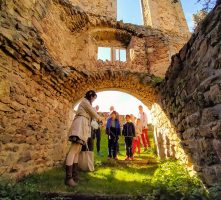 A l'assaut du château de Couzan - jeu en famille