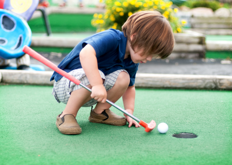 © Animations sportives - Mini-golf, manège carroussel et pause gourmande - Les Estivales du Parc - Canva