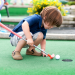 © Animations sportives - Mini-golf, manège carroussel et pause gourmande - Les Estivales du Parc - Canva