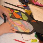 © A VOS VITRAUX - atelier en famille_Boën-sur-Lignon - Pays d'art et d'histoire du Forez