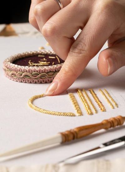 © Démonstration de broderie au fil d'or - PhotUpDesign