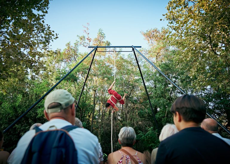 © Seule la rose le sait  - Cirque, danse aérienne et musique_Marcoux - © Pierre Jaffeux