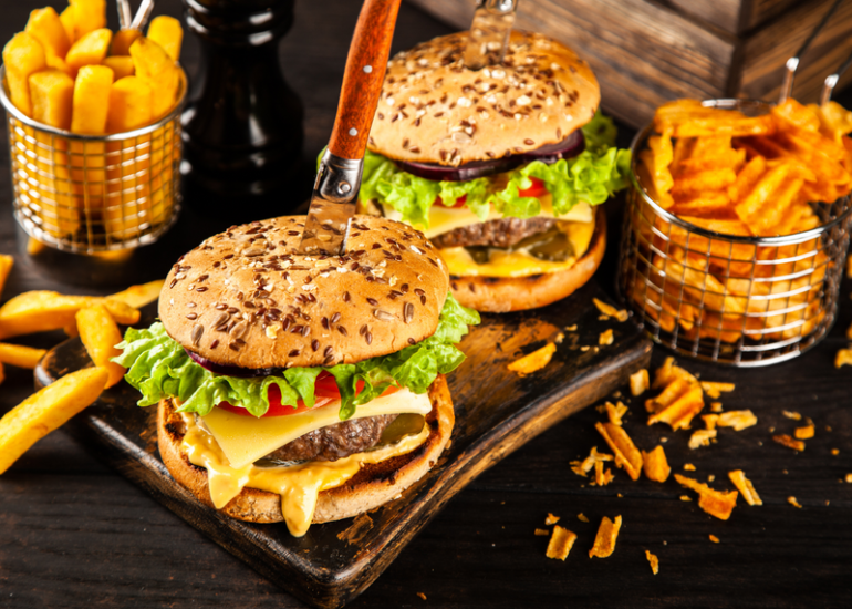 © Repas et bar - Burger Chazellois - Festival Charivarue_Chazelles-sur-Lyon - Canva