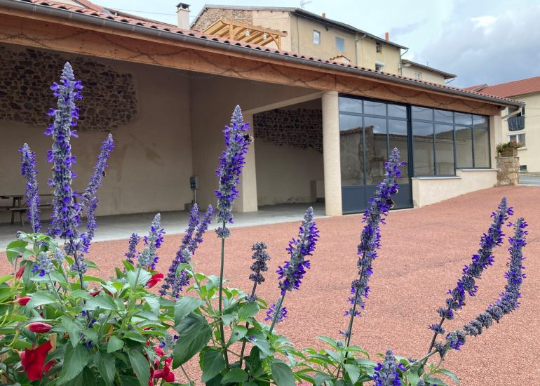 © Aire de pique-nique de la Halle du randonneur_Violay - OT Forez-Est