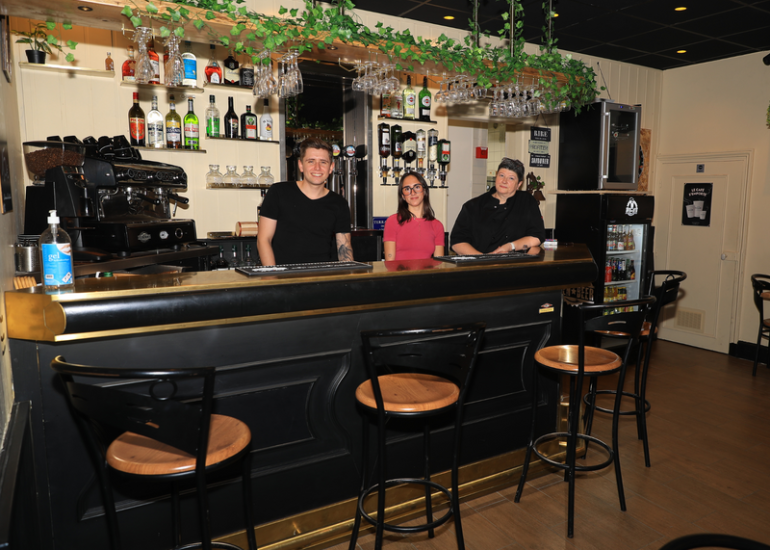 © Bar restaurant - Le p'tit Pardon_Feurs - F. Perrot