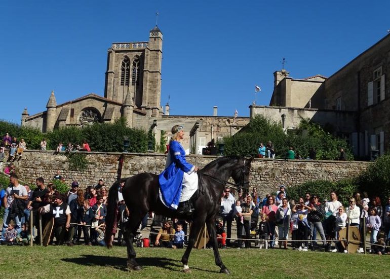 © Fête médiévale au Château_Sury-le-Comtal - Les Archers de Sury