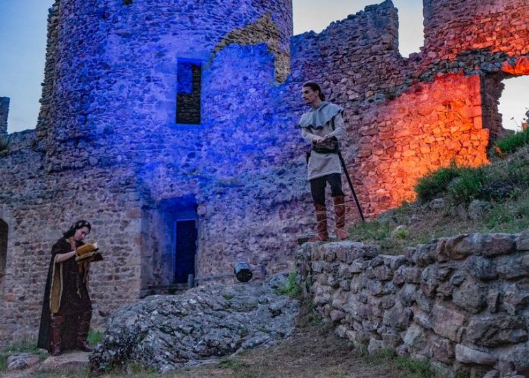 © Quête chevaleresque à Couzan - visite théâtralisée nocturne - Office de tourisme Loire Forez
