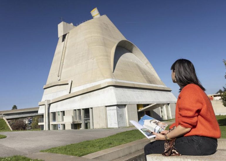 © Chez Monsieur Le Corbusier_Firminy - © Saint-Étienne Tourisme & Congrés / Cédric Daya ; 126 Média / F.L.C/ADAGP Conception, Le Corbusier architecte, José Oubrerie assistant (1960-65). Réalisation, José Oubrerie architecte (1970-2006).