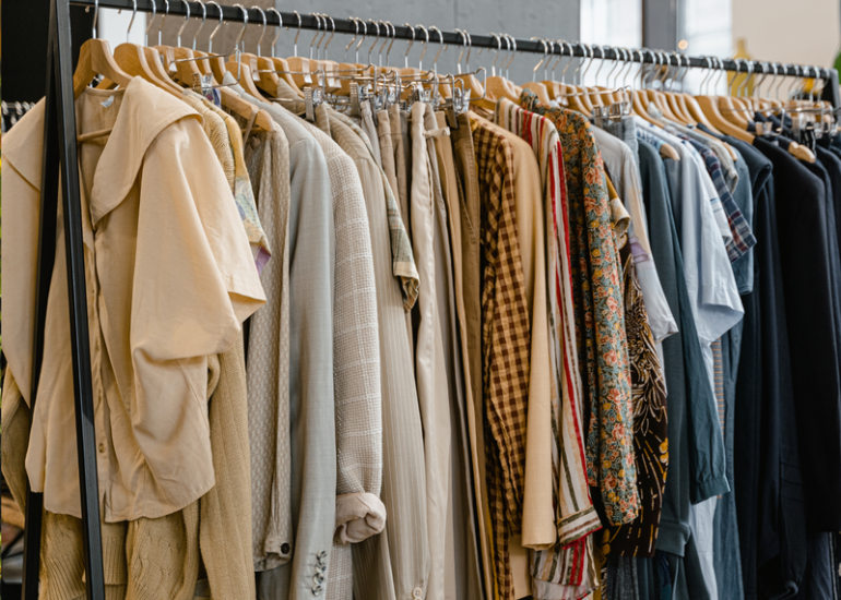 © Déstockage de vêtements_Chazelles-sur-Lyon - Canva