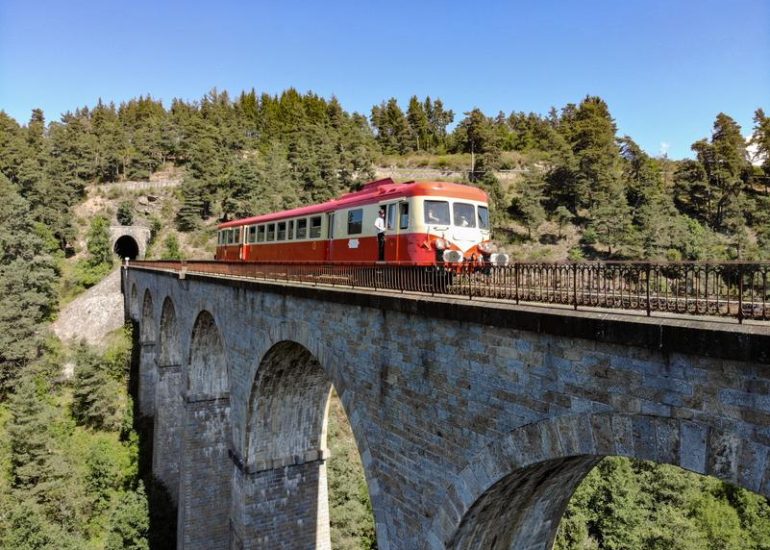 © Balade en train touristique dans le Haut-Forez_Estivareilles - Chemin de fer du Haut-Forez