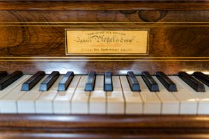 Hervé Billaut et Guillaume Coppola à 4 mains sur le piano ancien du château d'Aulteribe