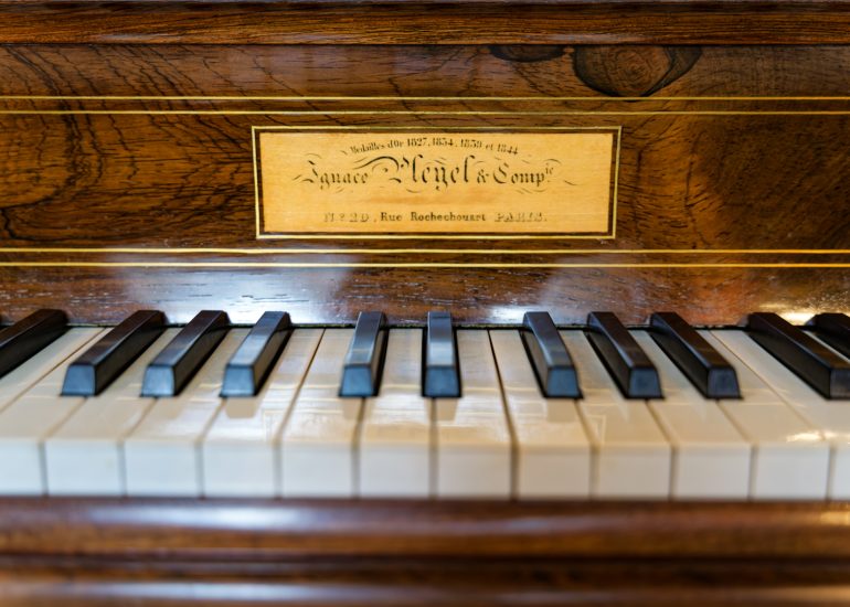 © Hervé Billaut et Guillaume Coppola à 4 mains sur le piano ancien du château d'Aulteribe - Jean-Sébastien Caron