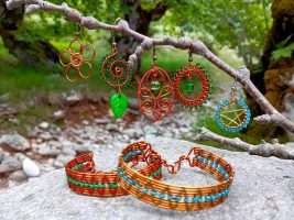 Bijoux en fil métallique et perles