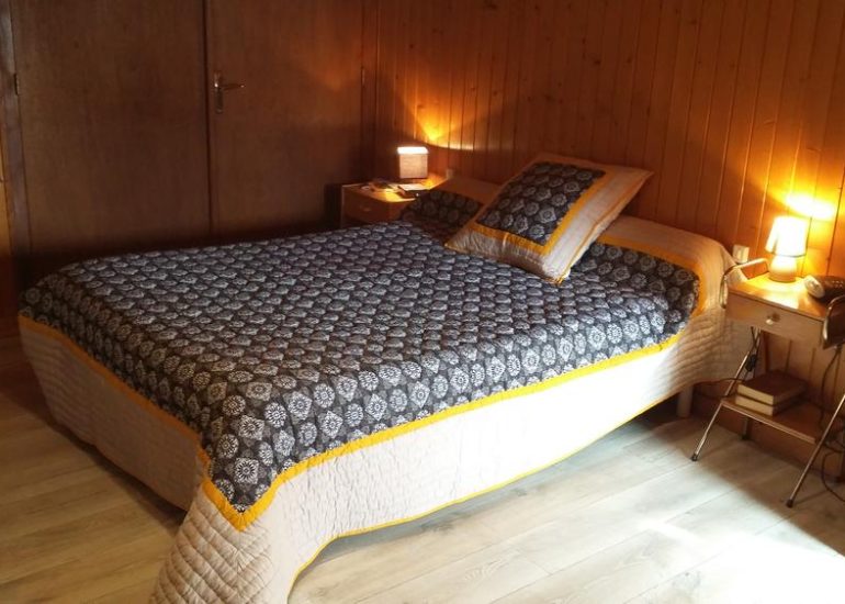 © chambre 1 du gîte avec wc et lavabo - La Ferme de Nizon