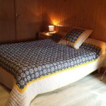 © chambre 1 du gîte avec wc et lavabo - La Ferme de Nizon