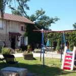 © une partie de la cour de la ferme - La Ferme de Nizon