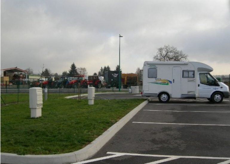© Aire de services et de stationnement Camping-Car - Le Hall du camping-car_Civens - Hall du camping-car