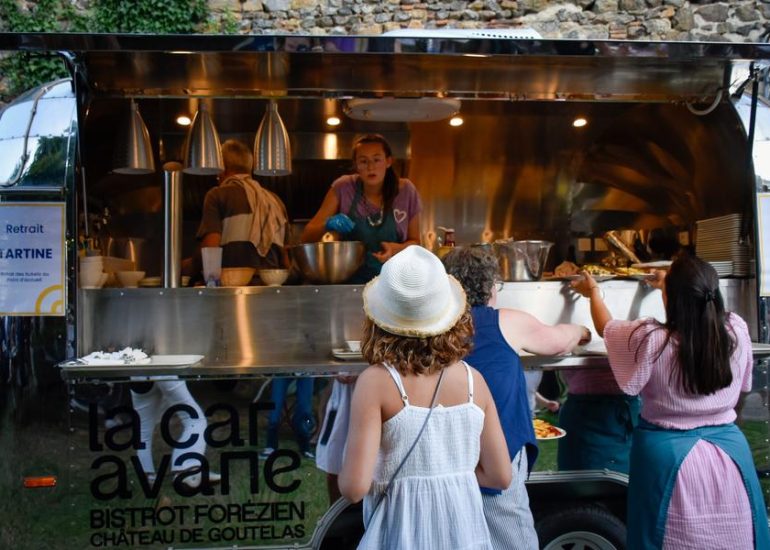 © La Caravane - Bistrot d'été et food truck du Château de Goutelas_Marcoux - Château de Goutelas