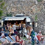 © La Caravane - Bistrot d'été et food truck du Château de Goutelas_Marcoux - Château de Goutelas