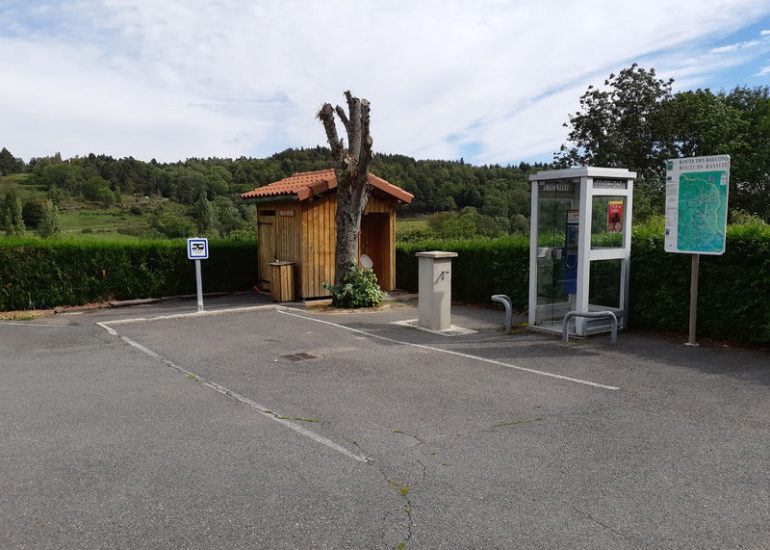 © Aire de services et de stationnement Camping-car à Gumières - Office de tourisme Loire Forez VB