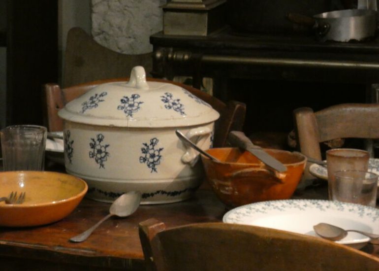 © A table - Michèle Vallas/Château de Boën sur Lignon-Musée des Vignerons du Forez