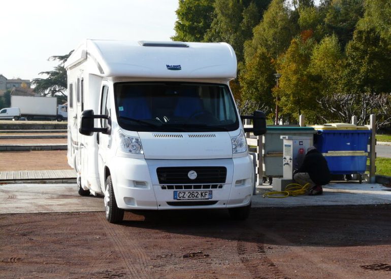 Aire de services et de stationnement camping-car - St-Bonnet-le-Château