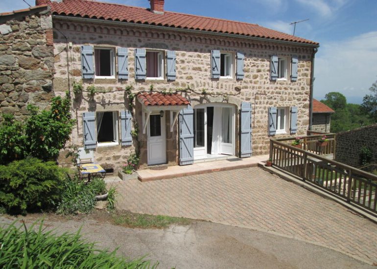 © Gîte La Bastide - Thinereilles - St-Jean-Soleymieux - M. et Mme BASTIDE