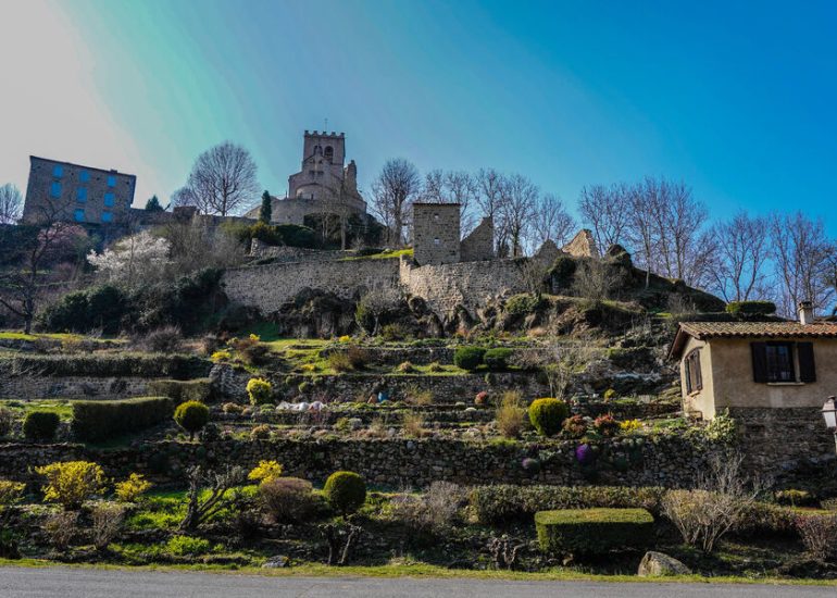 © Gelände des Vieil Ecotay - Bergfried und Kirche von Ecotay - Yannick Blanchon