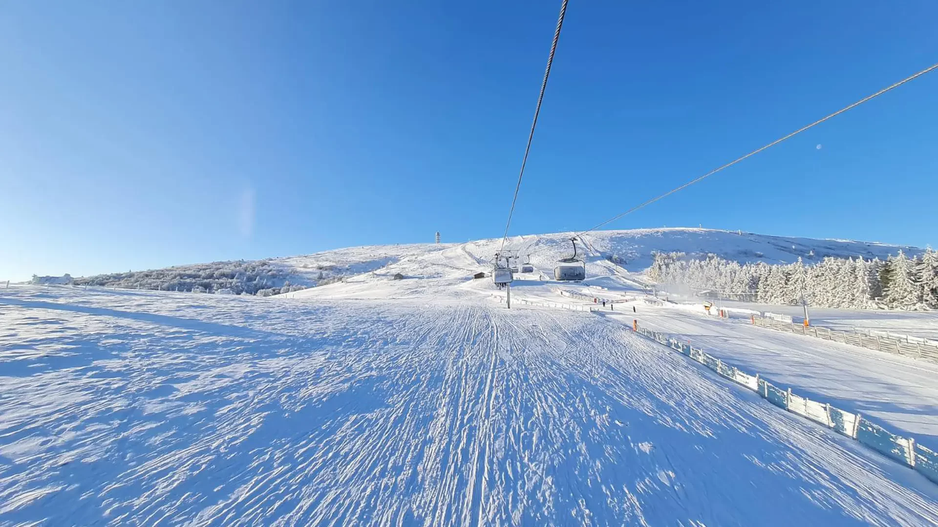 Ski de piste à la Station de Chalmazel dans la Loire.