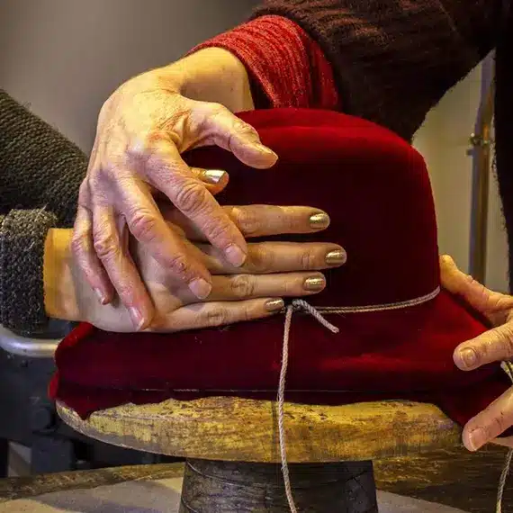 Fabrication de chapeaux à l'atelier Musée du chapeau à Chazelles-sur-Lyon