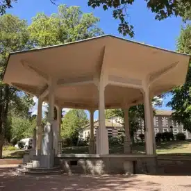 Kiosque du jardin public à Panissières