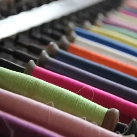 Terre de Tisseurs, Terre d'Excellence. Bobines de fil de couleurs. Musée de la cravate. Top 10