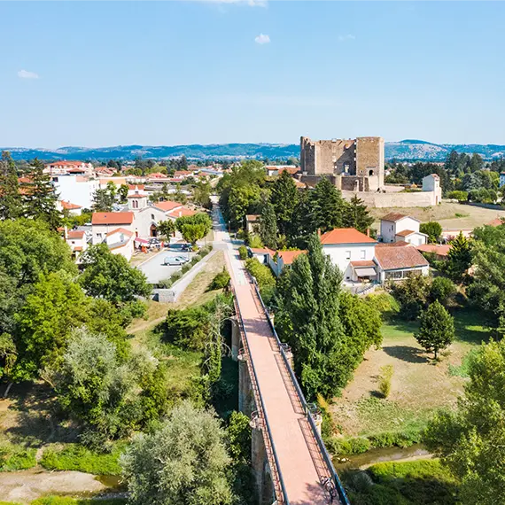 Vue aérienne de Montrond-les-bains avec son château et le viaduc du Cerizet