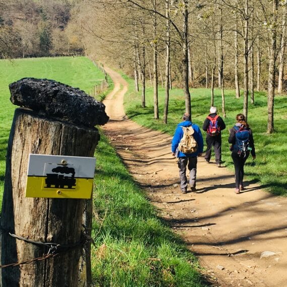 Randonneurs sur le sentier du monorail à Panissières Loire 42