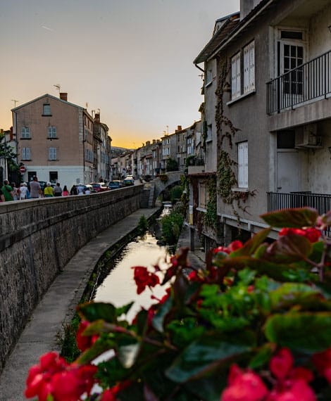 Sur les quais du Vizézy à Montbrison